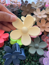 Load image into Gallery viewer, Large Flower Clips