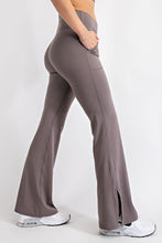 Load image into Gallery viewer, V WAIST FLARED YOGA PANTS WITH POCKETS
