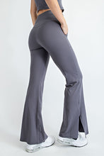 Load image into Gallery viewer, V WAIST FLARED YOGA PANTS WITH POCKETS
