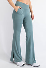 Load image into Gallery viewer, PLUS SIZE V WAIST FLARED YOGA PANTS WITH POCKETS
