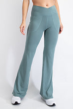 Load image into Gallery viewer, V WAIST FLARED YOGA PANTS WITH POCKETS
