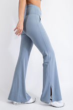 Load image into Gallery viewer, V WAIST FLARED YOGA PANTS WITH POCKETS
