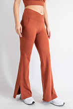 Load image into Gallery viewer, PLUS SIZE V WAIST FLARED YOGA PANTS WITH POCKETS
