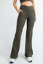 Load image into Gallery viewer, V WAIST FLARED YOGA PANTS WITH POCKETS
