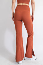 Load image into Gallery viewer, V WAIST FLARED YOGA PANTS WITH POCKETS
