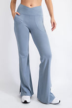 Load image into Gallery viewer, PLUS SIZE V WAIST FLARED YOGA PANTS WITH POCKETS
