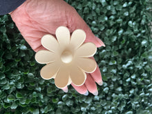 Load image into Gallery viewer, Large Flower Matte Clips
